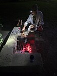 Hollandse party: Evert grillt saté