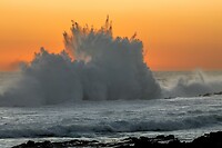 Hoge golven bij zonsondergang