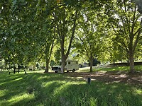 Mahai campsite: plek onder de bomen