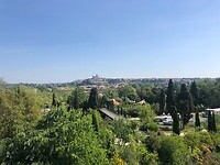 Beziers ligt er mooi bij
