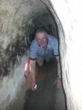 Wim kan alleen op de knieen door de tunnel