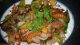 Gebakken vis met verse groeten en fruit