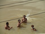 s'morgens wassen in de rivier