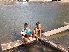 kinderen lekker in het water spelen