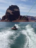 Tube achter de speedboot