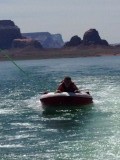 Tube achter de speedboot