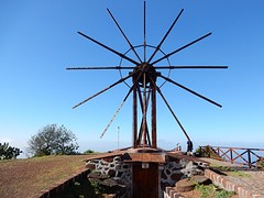 een oude molen aan de rand met uitzicht op zee