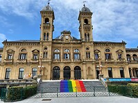 ook hier de regenboogvlag