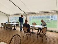 in de eettent