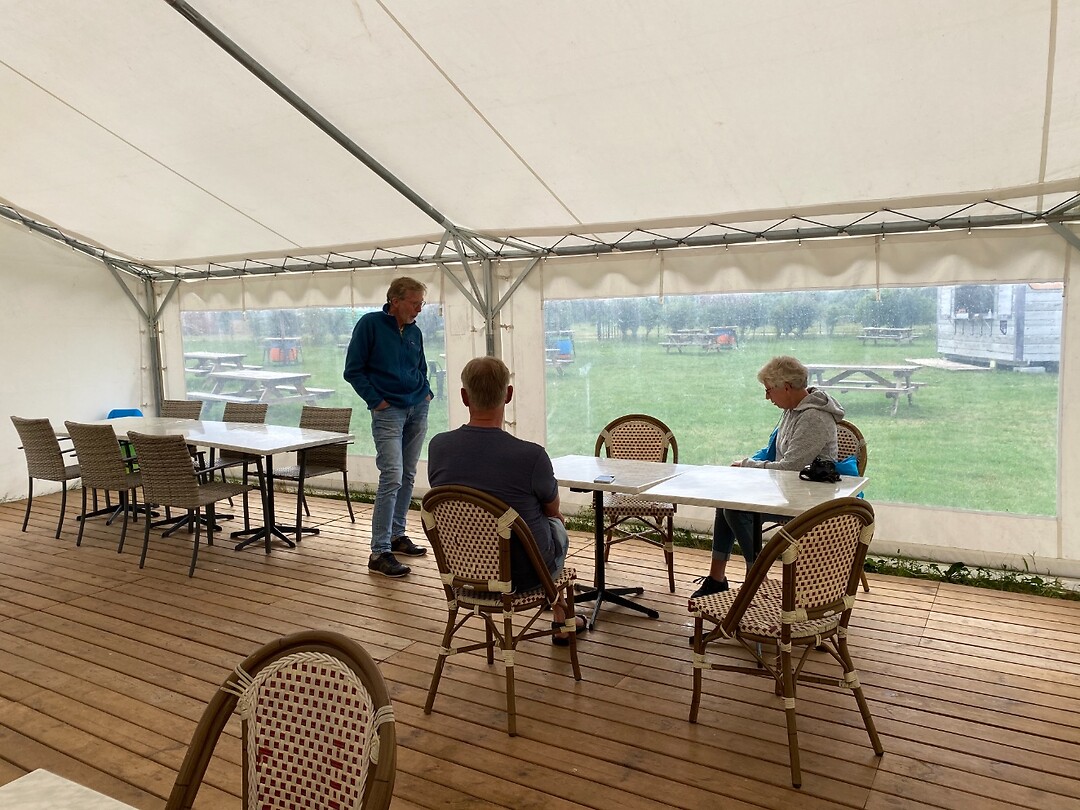 in de eettent