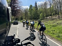 Kudde fietsers, lekker asociaal 2-3-4 man breed fietsen…