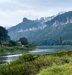 Elbe, met op de achtergrond de grillige rotsformaties van de Sächsische Schweiz