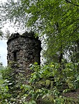 Bam, midden in t bos. Een oude toren…