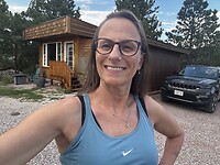 Voor onze cabin in Hot Springs SD