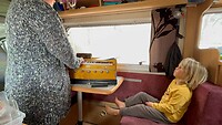 Genieten van de matras van de buurvrouw
