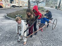 Spelen met de gevonden spullen