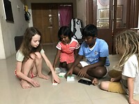 spelletje spelen met de kinderen van Menaga