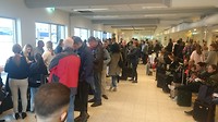 Drukte van medepassagiers