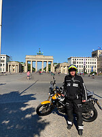 Op een bijna leeg plein voor Brandenburger Tor
