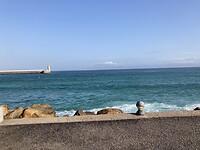 Ook ruwe zee in Tarifa met overslag over de pier.