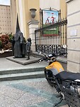 Ook hier KKK figuren bij de kerk.