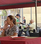 Lotverkopers op terras.