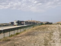 Weinig tribunes en kleine pits.
