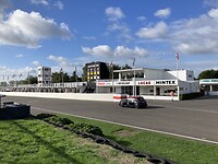Pitstraat op Goodwood Circuit.