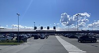 Aankomstterminal vliegveld en langparkeren