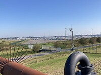 Goed gevulde parkeerplaats bij VW Emden