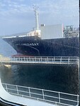 Vrachtboot met zelfde bestemming langszij