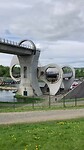 Even een narrowboat 35 meter hoger in kanaal zetten