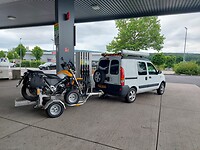 Mono Airtrailer aan de pomp voor benzine