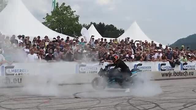 De beste stuntrijder van dit moment aan het werk