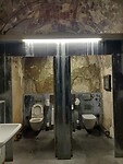Toiletgebouw in stijl van het fort