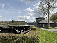 Waterkrachtcentrale onderaan dam