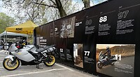 Tip van de gids gisteren: vroeg komen, dan kun je voor deur parkeren