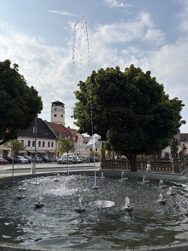 Gezellig dorpsplein met fontein onderweg