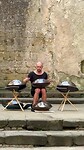 Handpan speler in voormalig kloosterkerk