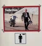 De directeur hangt aan de deur van het toilet