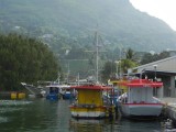 Gekleurde boten in de haven