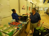Met Philos drie kratten met fruit naar groothandel ISPC brengen