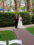 Paul geeft Debbie weg