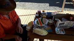 Papa in de weer met wraps en salade op de camping!