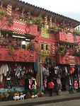 Kleurige winkels in Raquira
