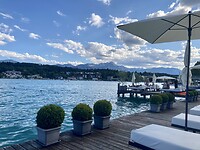 Uitzicht op het meer en de bergen