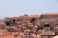 De daken van Dubrovnik met oude en nieuwe dakpannen dankzij de oorlog