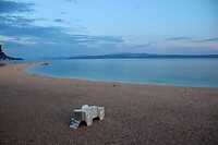 Strandstoelen op een verlaten strand
