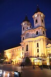 Sint Anthoniuskerk aan centrale plein in Eger