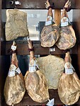 Gedroogde ham in tankstation